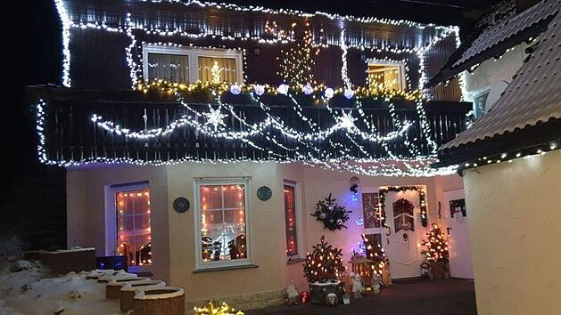 In diesem  spektakul&auml;ren Weihnachtshaus in Friedersdorf k&ouml;nnte der Weihnachtsmann pers&ouml;nlich wohnen. Fotos: Privat