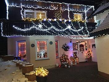 In diesem  spektakul&auml;ren Weihnachtshaus in Friedersdorf k&ouml;nnte der Weihnachtsmann pers&ouml;nlich wohnen. Fotos: Privat