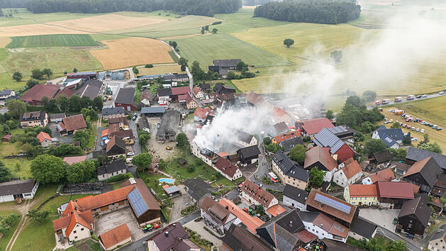 Scheunenbrand durch Blitzeinschlag: Gesamter Bauernhof in Flammen