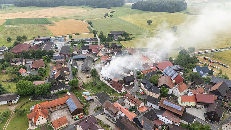 Scheunenbrand durch Blitzeinschlag: Gesamter Bauernhof in Flammen