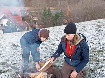 Max Lilie und Moritz Zipfel heizen kräftig vor der Kapelle bei Kaider ein.