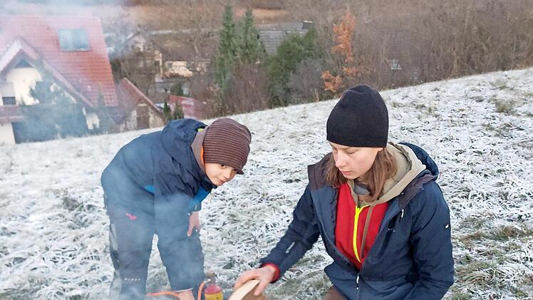 Max Lilie und Moritz Zipfel heizen kräftig vor der Kapelle bei Kaider ein.