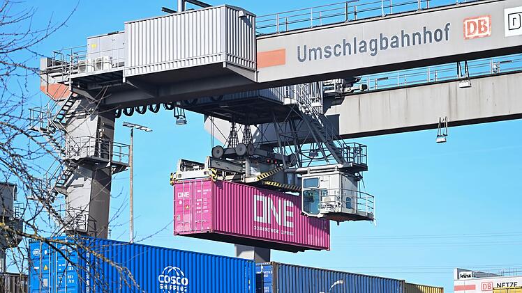 Umschlagbahnhof Logistik und Export