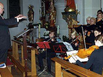 Das Zusammenspiel von Streichquartett und Chor brachte einen Hörgenuss vom Feinsten. Dirigiert von Walter Klose (links) spielten (daneben von links) Ulrike Speich, Vanessa Götz, Patrick Esser und Elisabeth Esser. Rechts ist außerdem ein Teil der Chorgemeinschaft Steinwiesen/Nurn zu sehen. Foto: Susanne Deuerling