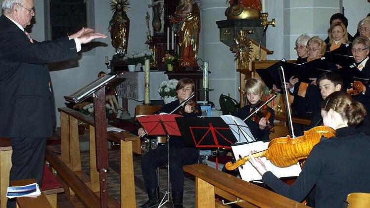 Das Zusammenspiel von Streichquartett und Chor brachte einen Hörgenuss vom Feinsten. Dirigiert von Walter Klose (links) spielten (daneben von links) Ulrike Speich, Vanessa Götz, Patrick Esser und Elisabeth Esser. Rechts ist außerdem ein Teil der Chorgemeinschaft Steinwiesen/Nurn zu sehen. Foto: Susanne Deuerling