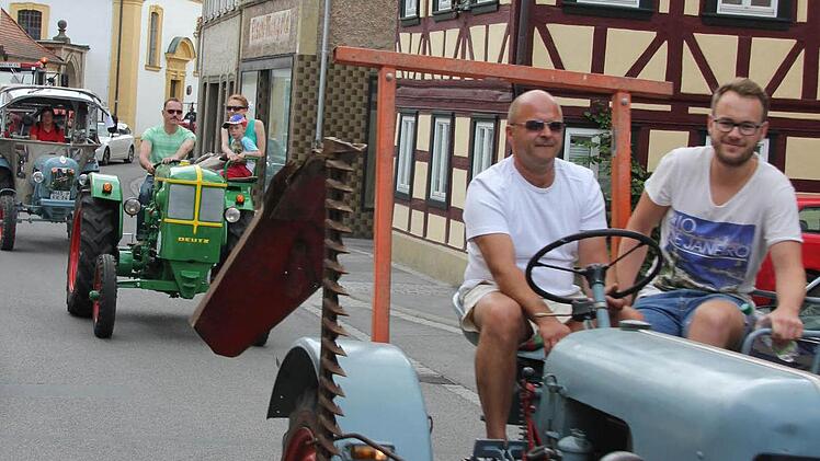 Altes Fachwerk, alte Fahrzeuge, das passt zusammen.
