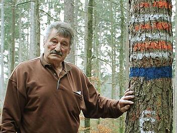 Erich Lutz steht an der Grenze seines Jagdreviers nördlich von Schönbach zum Staatsforst. Foto: Benedikt Borst