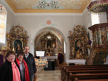 Johanna Müller, Irene Beck, Peter Walz (von links) beten und hoffen mit ihren Gremien von Pfarrgemeinde- und Kirchenrat auf einen neuen Pfarrer. Die Sambacher Kirche strahlt frisch renoviert. Foto: Seeger