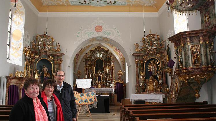 Johanna Müller, Irene Beck, Peter Walz (von links) beten und hoffen mit ihren Gremien von Pfarrgemeinde- und Kirchenrat auf einen neuen Pfarrer. Die Sambacher Kirche strahlt frisch renoviert. Foto: Seeger