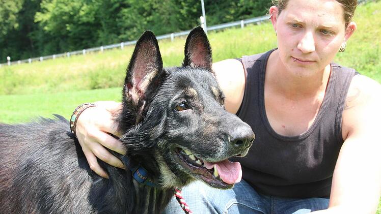 Schäferhündin Sofie hat überlebt. Jetzt spielt sie schon wieder gerne mit Pflegerin Eileen Kirschgen. Fotos: Heike Beudert