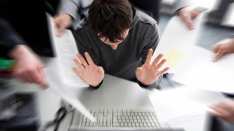 Stressige Situationen im Job rauben manchem den letzten Nerv, vorallem wenn es kein richtiges Dienstende gibt. Foto: Jens Schierenbeck/dpa