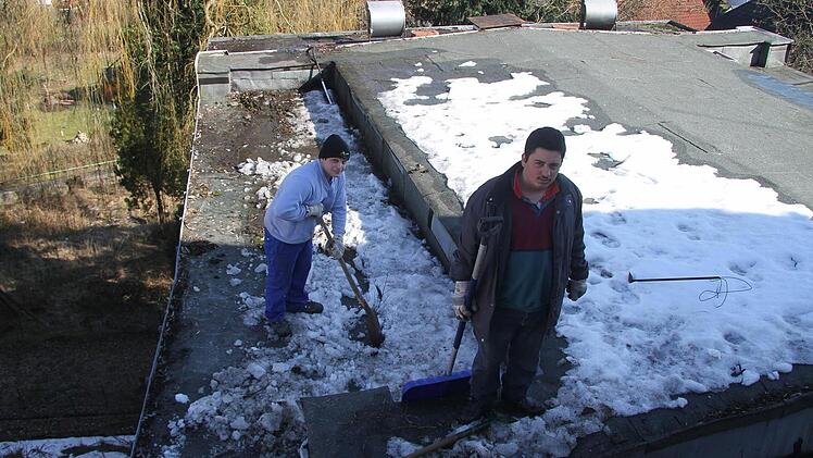 Es gibt noch viel zu renovieren: Hidr (19) und Muhammed (20), die beiden ältesten Söhne der Familie, packen kräftig mit an.