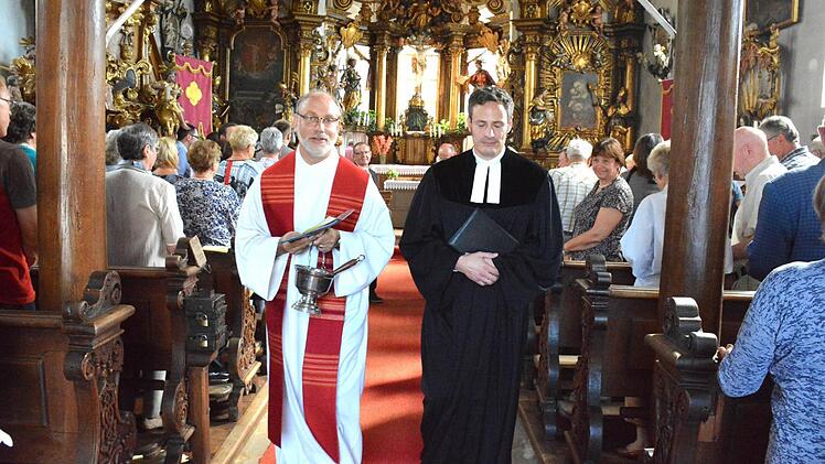 Die beiden Geistlichen Stefan Beetz und Peter Bauer (von links) hielten einen beeindruckenden Festgottesdienst, in dem das Wasser in den Mittelpunkt gestellt wurde.  Foto: Gerhard Schmidt