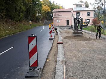 Die Bauarbeiten sind angelaufen. 17 neue Schrägparkplätze entstehen bis Ende des Monats am Castello Belvedere im Staatsbad. Foto: Rolf Pralle