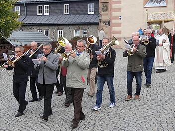 Das 15-jährige Bestehen der Kreuzbergmusikanten wurde im Beisein von Bischof Dr. Friedhelm Hofmann gefeiert. Foto: Marion Eckert