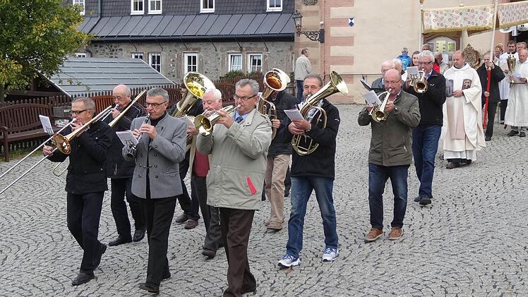 Das 15-jährige Bestehen der Kreuzbergmusikanten wurde im Beisein von Bischof Dr. Friedhelm Hofmann gefeiert. Foto: Marion Eckert