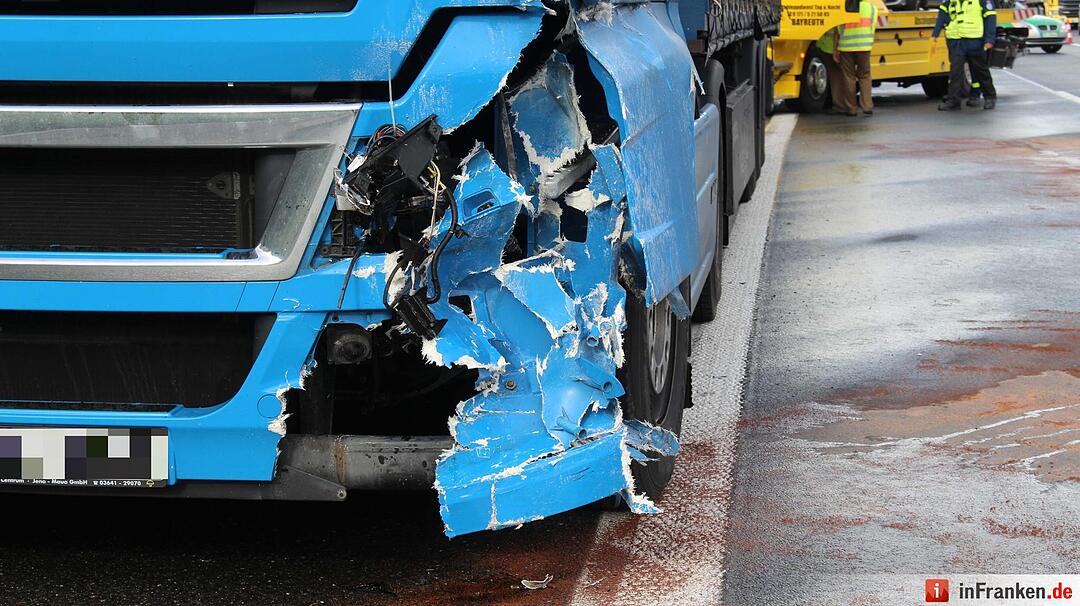 Mercedes gerät bei Starkregen ins Schleudern - Fahrer touchiert zwei Lkws