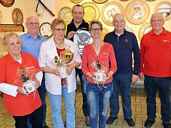 Die Sieger des Pokalschießens mit Reinhard Mohr (Senioren; hinten Mitte); Waltraud Baderschneider (Damen) und Elisabeth Dressel (Marianne-Plack-Gedächtnispokal (vorne von links).  Foto: che