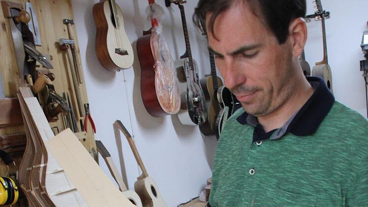 Die Decke der Gitarre besteht - wie in diesem Beispiel - häufig aus Alpenfichte, dem "Tonholz schlechthin", wie Gitarrenbaumeister Michael Götz erklärt.