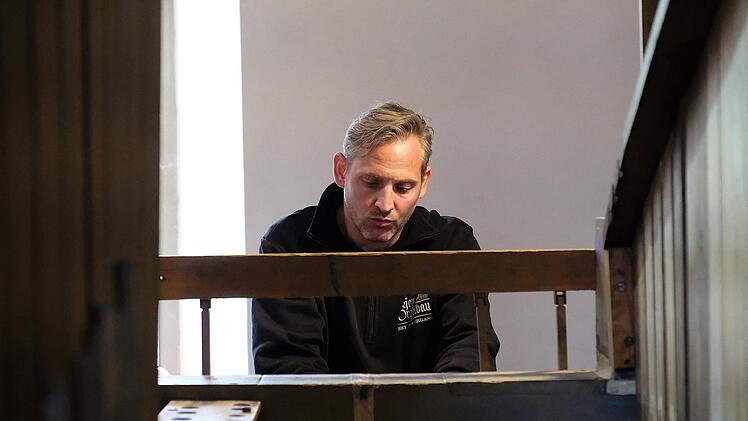 Juniorchef Christian Hey achtet auf schonende Restaurierungsarbeiten nach denkmalpflegerischen Gesichtspunkten.Gerd Schaar