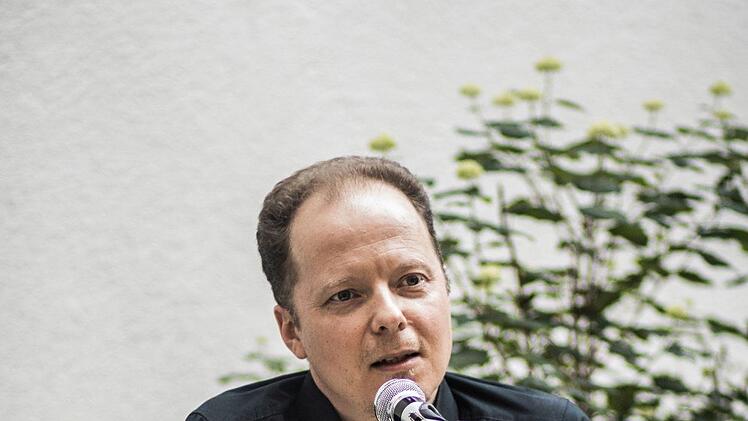Der Dichter und Musiker Christian Rosenau und die Sopranistin Luise Hecht gestalteten eine musikalische Lesung im Innenhof der Stadtbücherei Coburg.Foto: Jochen Berger