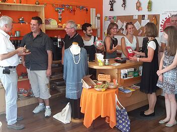 Raum ist in der kleinsten Hütte. Mit Leben erfüllt wurde dieses Sprichwort beim PWG-Stadtgespräch im Bad Brückenauer Weltladen in der Ludwigstraße. Die Teilnehmer staunten über die Vielfalt des fair gehandelten Warenangebots, das regelmäßig erweitert wird.    Rolf Pralle