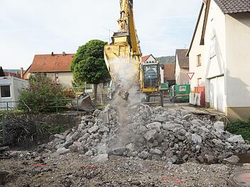 Ein Bagger zerkleinert die Betonbrocken, die letzten Reste der Brücke. Foto: Arkadius Guzy