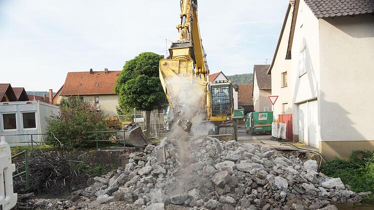 Ein Bagger zerkleinert die Betonbrocken, die letzten Reste der Brücke. Foto: Arkadius Guzy