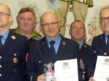 Vorne von links: Der neue Kommandant Johannes Roppelt und die Geehrten Hubert Ollert und Edwin Persau. Foto: tw