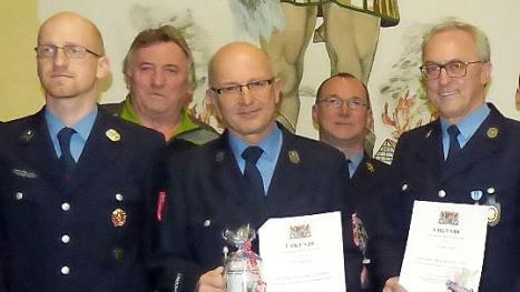 Vorne von links: Der neue Kommandant Johannes Roppelt und die Geehrten Hubert Ollert und Edwin Persau. Foto: tw