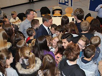 Ganz anschaulich zeigten die Schüler Landrat Alexander Tritthart wie zusammengepfercht sie in der Regel im Schulbus stehen.  Fotos: Karina Brock