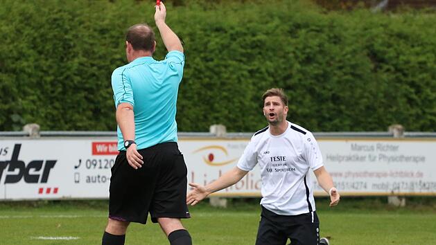 Bastian Lunz mit einer fordernden Geste Richtung Schiedsrichter. Auch von seinen Mitspielern bei der DJK Weingarts erwartet der Trainer mehr.  Archivbild: Uwe Kellner