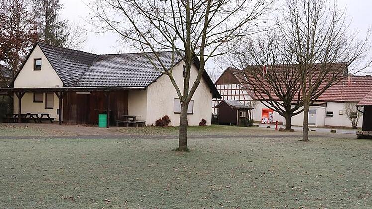 Wenn entsprechende Förderungen fließen, könnte das Feuerwehrhaus und Musikprobenheim (links) abgerissen und etwas weiter nach rechts versetzt als Dorfgemeinschaftshaus neu gebaut werden.  Foto: Helmut Will