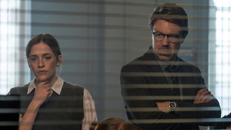 Chefermittler James Marsh (Andrew Buchan) und Detective Ashleigh Francis (Charlotte Ritchie) wissen nicht, ob sie Alison den Job als Lippenleserin anbieten sollten.