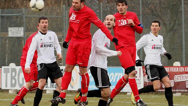 Diese Flanke wird von dem Aubstadter Michael Gabold per Kopf abgewehrt. Die Sander Alexander Reinhart, Florian Gundelsheimer und Dominik Barth (von links) haben das Nachsehen.
