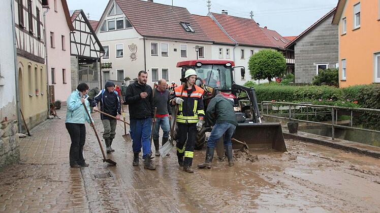 Über die ganze Fahrbahn hatte sich der Schlamm in Altershausen ergossen.
