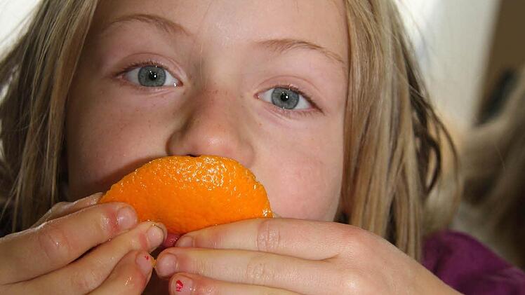 "Lebensmittel darf man nicht verkommen lassen", findet Jule Günther (6) und saugt die Orangenschalen aus.