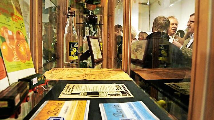 Besucher bei der Ausstellungseröffnung: Das Erdgeschoss widmet sich Wasser, Säften, Wein und Bränden.Fotos: Arkadius Guzy