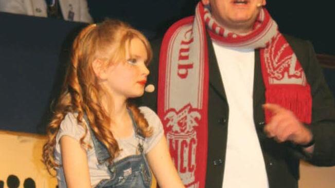 Bühnenpremiere: Vivian Nicolai hatte als Handpuppe Chantal beim Auftritt mit ihrem Vater Marco die Lacher auf ihrer Seite.