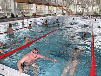 Hochbetrieb auf allen Bahnen: Beim 24-Stunden-Schwimmen gingen mehr als 400 Teilnehmer an den Start. Fotos: Sonja Adam,