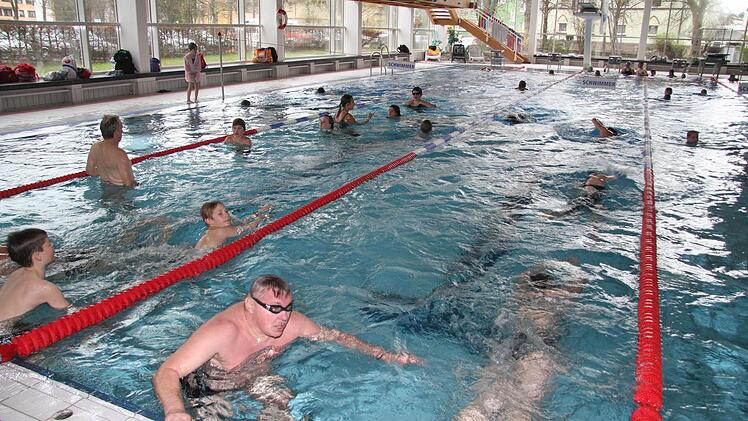 Hochbetrieb auf allen Bahnen: Beim 24-Stunden-Schwimmen gingen mehr als 400 Teilnehmer an den Start. Fotos: Sonja Adam,