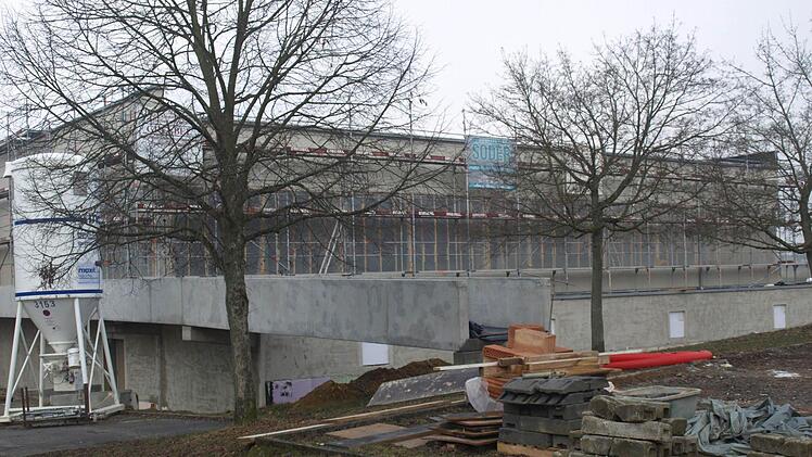 Gedrosselt geht es bei der Sanierung und Erweiterung der Hegler-Halle weiter, da nicht alle Fenster eingebaut sind.