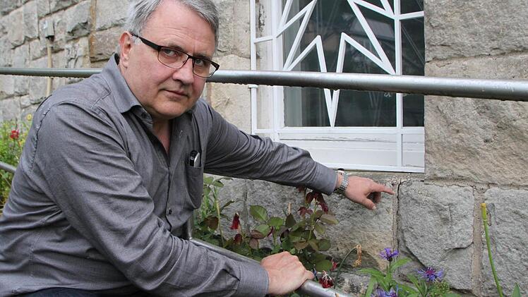 Pfarrer Gerd Kirchner zeigt dieselbe Stelle im Mai 2016. Foto: Ulrike Müller