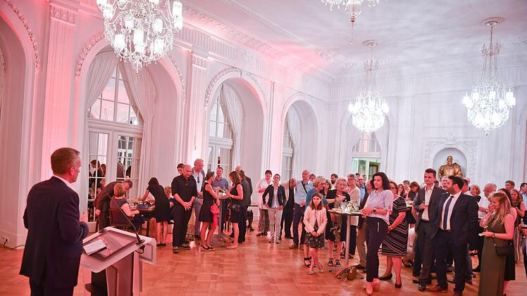 Alexander Subat (links), Geschäftsführer der Kissinger Verlagsgesellschaft, begrüßte die Gäste des Empfangs im Weißen Saal. Gekommen waren Vertreter des öffentlichen Lebens sowie Mitarbeiter und Geschäftskunden der Saale-Zeitung. Foto: Roland Rinklef