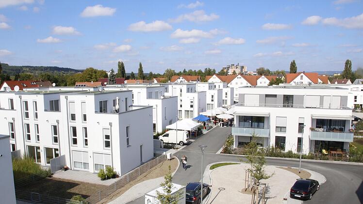 Diese Häuser hat das Evangelische Siedlungswerk auf dem alten Hallenbadgelände in Forchheim errichtet. Foto: Josef Hofbauer