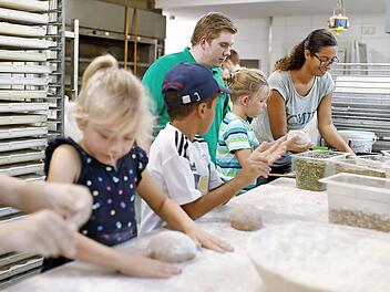 Die Kinder lernten, wie man Brot backt.  Foto: Fotostudio am Schloss