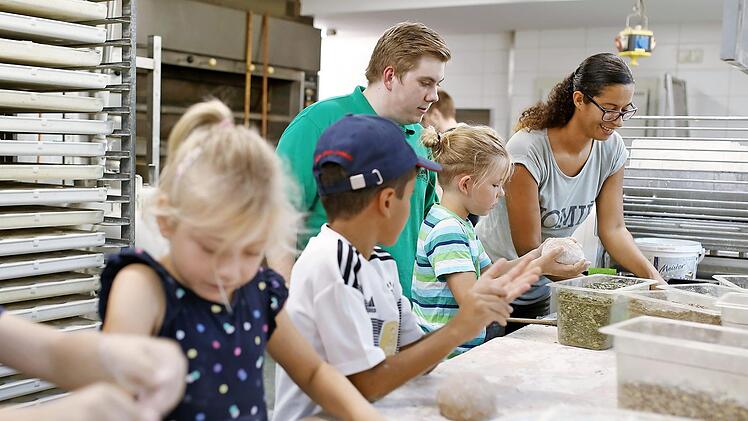 Die Kinder lernten, wie man Brot backt.  Foto: Fotostudio am Schloss