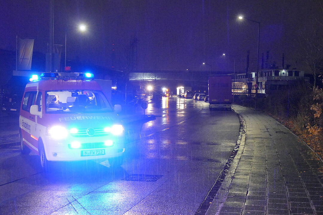 Wassermassen reißen Loch in Hafenbrücke - Frankenschnellweg in Nürnberg gesperrt