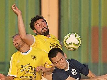 TSV Ebensfeld II - VfL Mürsbach. Kampf um den Ball zwischen dem Mürsbacher Philipp Streng (rechts) und den beiden Ebensfeldern Jan Eric Schwenk (links) und Fabian Schütz Foto: Gunther Czepera