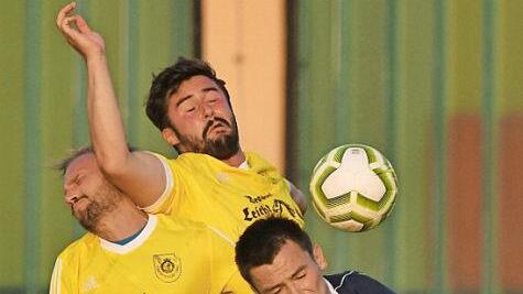TSV Ebensfeld II - VfL Mürsbach. Kampf um den Ball zwischen dem Mürsbacher Philipp Streng (rechts) und den beiden Ebensfeldern Jan Eric Schwenk (links) und Fabian Schütz Foto: Gunther Czepera